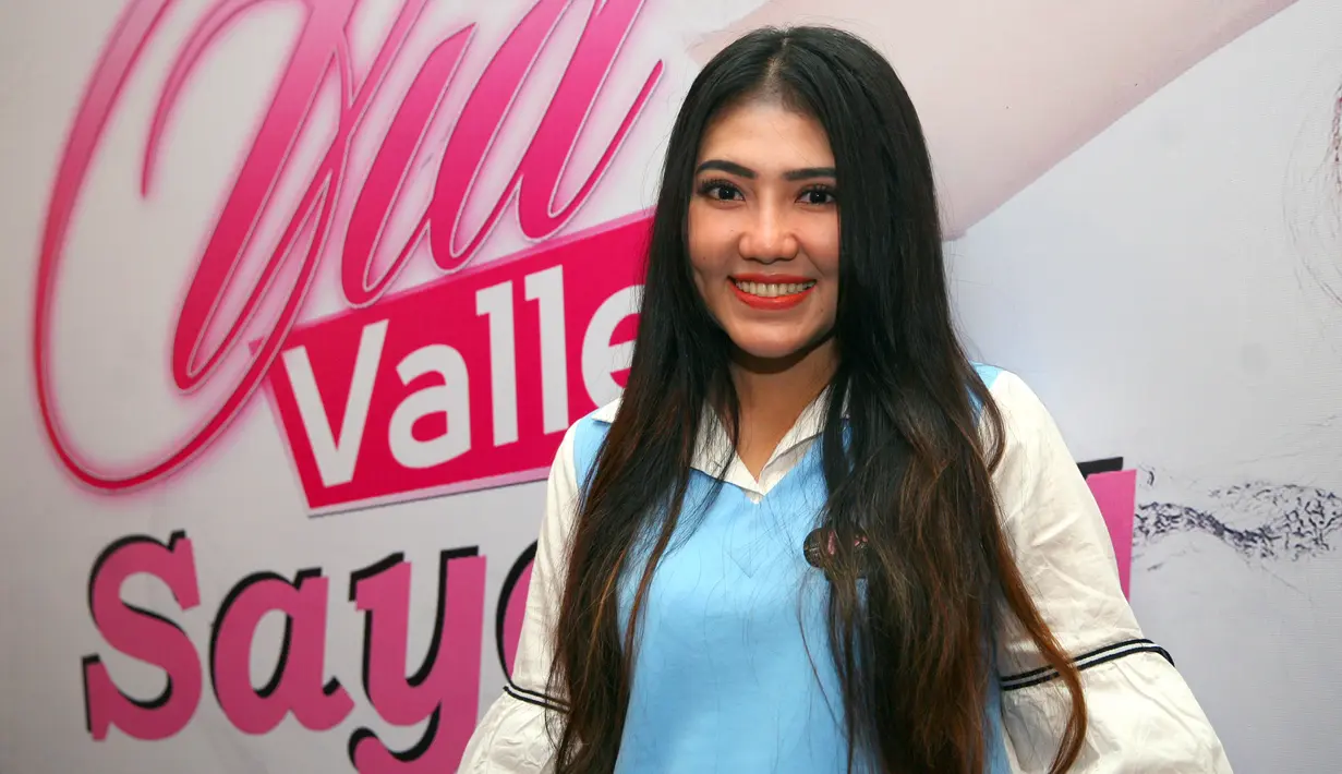 "Sejauh ini pencapaian Via, alhamdulilah sukses dan memang albumnya harus dikeluarkan, dan alhamdulillah responnya bagus," tambahnya dilansir dari Liputan6. (Nurwahyunan/Bintang.com)