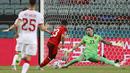 Xherdan Shaqiri hampir saja membuat gol keduanya saat tendangannya masih menyamping di kanan gawang Turki setelah menerima umpan terobosan dari Haris Seferovic. (Foto: AP/Pool/Valentyn Ogirenko)