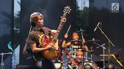 Penampilan Eross 'Sheila On 7' saat berkolaborasi dengan band Death Vomit di panggung JogjaRockarta International Music Festival 2017 di Stadion Kridosono, Jogjakarta, Jumat (29/9). (Liputan6.com/Herman Zakharia)