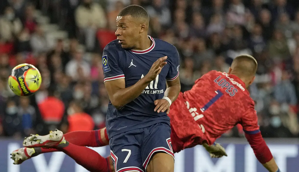 Kylian Mbappe. Striker PSG ini mengikat kontrak selama 4 tahun usai dipermanenkan dari AS Monaco pada awal musim 2018/2019 dan akan habis akhir musim 2021/2022 ini. Total 5 musim, ia telah tampil dalam 181 laga di semua kompetisi dengan mencetak 136 gol dan 66 assist. (AP/Francois Mori)