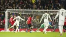 Pemain Young Boys Fabian Rieder (kedua kiri) mencetak gol ke gawang Manchester United  pada pertandingan sepak bola Grup F Liga Champions di Stadion Old Trafford, Manchester, Inggris, 8 Desember 2021. Pertandingan berakhir 1-1. (AP Photo/Dave Thompson)