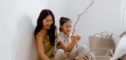 Gunakan nada suara yang tenang dan kalimat sederhana agar anak merasa aman, dipahami, dan lebih terbuka dalam berkomunikasi. (Sumber: Pexels).