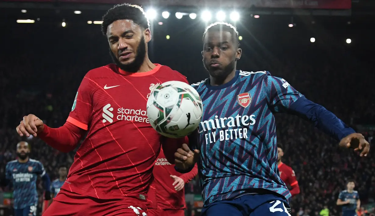 Joe Gomez. Bek tengah Inggris berusia 24 tahun yang telah 7 musim berseragam Liverpool ini tampil 4 kali di Carabao Cup musim 2021/2022 hingga semifinal leg pertama. Meski tidak menyumbang gol, perannya di lini belakang mampu memberi rasa aman bagi sektor pertahanan The Reds. (AFP/Paul Ellis)