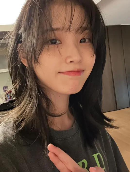 <p>IU juga sempat memotong rambutnya dengan gaya wolf cut. Ternyata, dengan panjang rambut yang pas dan dipermanis dengan poni, wolf-cut juga bisa membingkai wajah dengan sangat baik, seperti terlihat pada IU di foto ini. Foto: Instagram.</p>