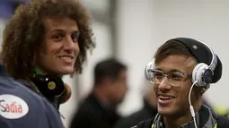 David Luiz dan Neymar berbincang sesaat setelah mendarat di bandara kota Temuco, Cile. (REUTERS/Ueslei Marcelino)