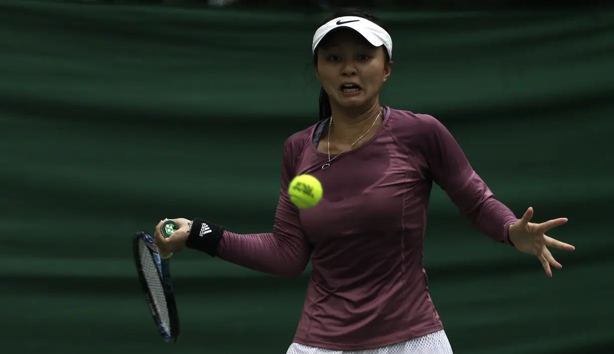 Petenis Indonesia, Oxi Gravitasi, memukul bola pada laga perempat final nomor ganda putri BNI Tennis Open 2019 di lapangan tenis The Sultan Hotel, Jakarta, Rabu (20/11). Ajang ini diharapkan menjadi wadah persiapan atlet menjelang SEA Games 2019. (Bola.com/Yoppy Renato)