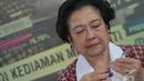 Megawati membersihkan kacamatanya yang terkena tetesan air mata haru saat mengetahui kemenangan Jokowi melalui hasil hitung cepat, Jakarta, Rabu (9/7/2014) (Liputan6.com/Herman Zakharia) 