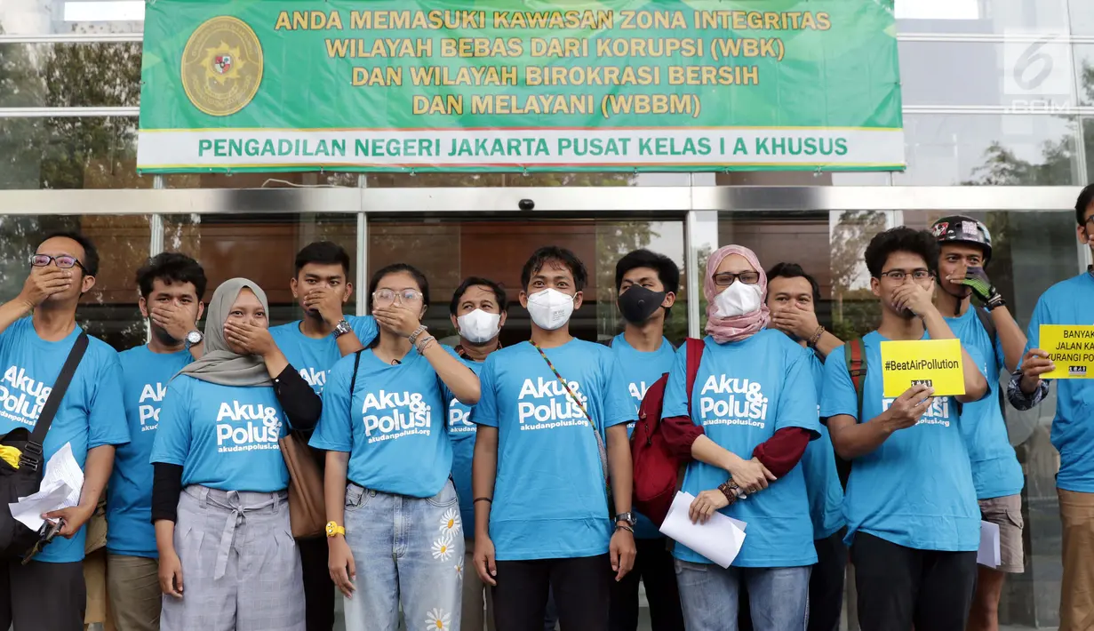 Aktivis berjejer menunggu proses pengajuan gugatan warga menuntut hak mendapatkan udara bersih di Pengadilan Negeri Jakarta Pusat, Kamis (4/7/2019). Gugatan ditujukan ke Presiden RI, Menteri LHK, Mendagri, Menkes, Gubernur DKI Jakarta, Banten dan Jawa Barat. (Liputan6.com/Helmi Fithriansyah)