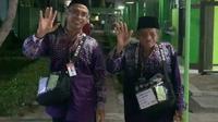 Bambang Kusmanto (kanan) bersama anaknya, Edi Siswoyo. (Foto: Humas Kanwil Kemenag Jatim)