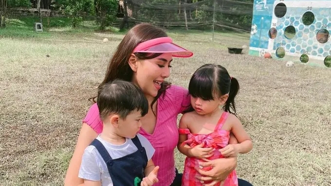 Potret Keseruan Syahnaz Sadiqah Bareng Si Kembar