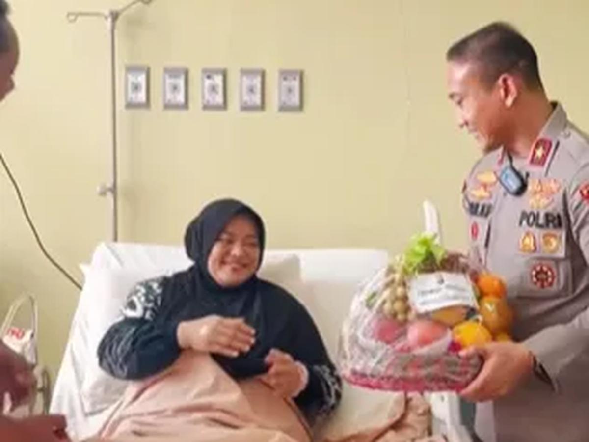 Sambangi Pasien Melahirkan di RS Bhayangkara