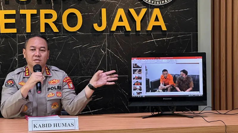 Kabid Humas Polda Metro Jaya Kombes Trunoyudo menjelaskan alur dari video Mario Dandy Satriyo yang mengenakan kabel ties sendiri saat proses pelimpahan Tahap II ke Kejaksaan Negeri Jakarta Selatan, Minggu (28/5/ 2023).