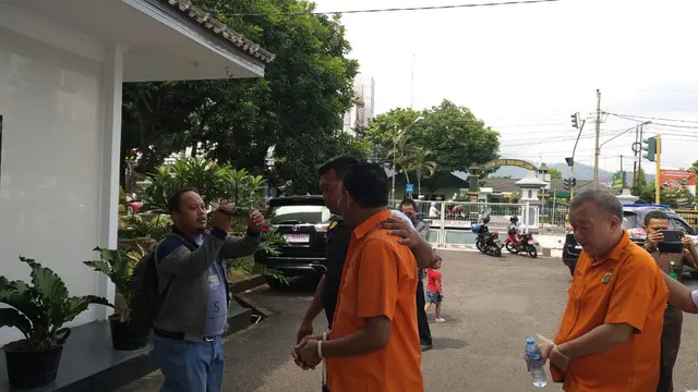 Tersangka kasus mafia bola tiba di Kejaksaan Negeri Bajarnegara. (Foto: Liputan6.com/Kejari Banjarnegara/Muhamad Ridlo)