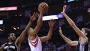 Pebasket San Antonio Spurs, Kawhi Leonard dan Pau Gasol, berusaha menghalau pebasket Houston Rockets, Eric Gordon pada laga Gim 3 semifinal Wilayah Barat di Toyota Center, Jumat (5/5/2017). San Antonio Spurs menang 103-92. (AFP/Ronald Martinez)
