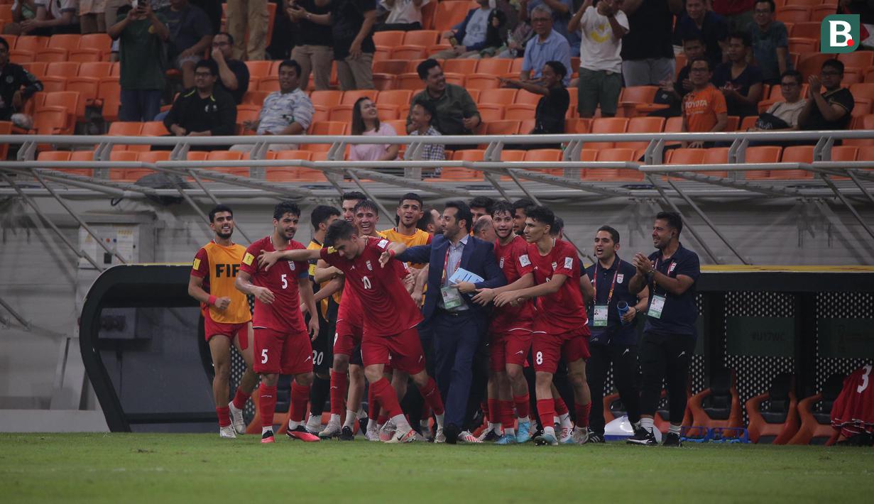 <p>Selebrasi para pemain dan ofisial Timnas Iran U-17 setelah Kasra Taheri (tengah) mencetak gol kedua ke gawang Timnas Brasil U-17 pada laga pertama Grup C Piala Dunia U-17 2023 di Jakarta International Stadium (JIS), Jakarta, Sabtu (11/11/2023). (Bola.com/Ikhwan Yanuar)</p>