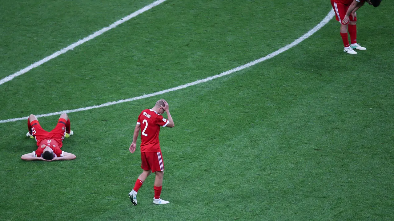 Ekspresi pemain Timnas Rusia setelah dikalahkan Meksiko 1-2 pada laga Grup A Piala Konfederasi 2017 di Kazan Arena, Kazan, Sabtu (24/6/2017). Hasil tersebut membuat tuan rumah tersingkir cepat. 