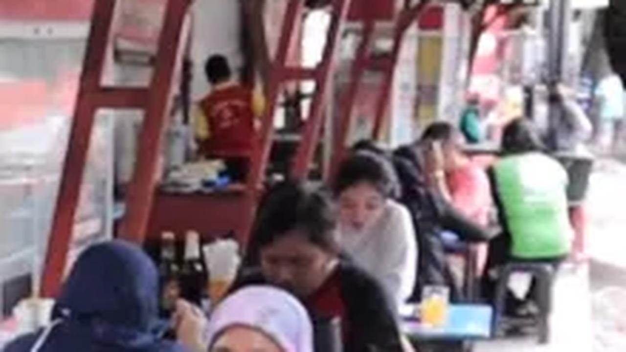 Bukan Bubur Biasa, Bubur Ayam ini Laris Banget Omzetnya Setengah Miliar Lebih Perbulan, di Sini Lokasinya