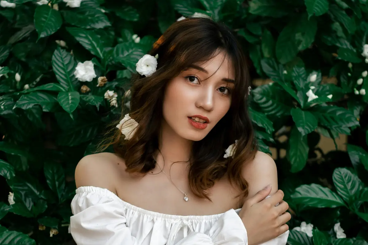 tersenyum manis malu-malu cantik zodiak bunga