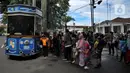 Warga antre masuk bus wisata Uncal di depan Balai Kota Bogor, Bogor, Jawa Barat, Minggu (29/5/2022). Bus wisata gratis yang disediakan untuk mengelilingi kawasan Kebun Raya Bogor setiap hari Sabtu dan Minggu ini mulai beroperasi kembali pascapandemi. (merdeka.com/Arie Basuki)