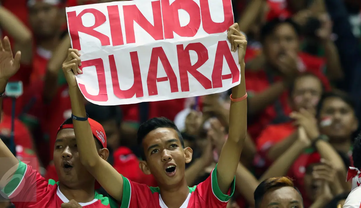 Suporter membentangkan tulisan Rindu Juara jelang menyaksikan laga final pertama Piala AFF 2016 antara Indonesia melawan Thailand di Stadion Pakansari, Kab Bogor, Rabu (14/12). Indonesia unggul 2-1 atas Thailand. (Liputan6.com/Helmi Fithriansyah)