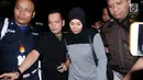 Istri Bupati Nganjuk, Ita Triwibawati (ketiga kiri) meninggalkan gedung KPK Jakarta, Kamis (26/10). KPK menyatakan untuk sementara Ita Triwibawati tidak terlibat dugaan suap yang melibatkan suaminya, Taufiqurrahman. (Liputan6.com/Helmi Fithriansyah)