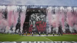 Koreografi para pendukung Manchester United dalam laga lanjutan Liga Europa 2024/2025 melawan Lyon di Old Trafford, Manchester, Inggris, Jumat (18/04/2025) dini hari WIB. (AP Photo/Jon Super)