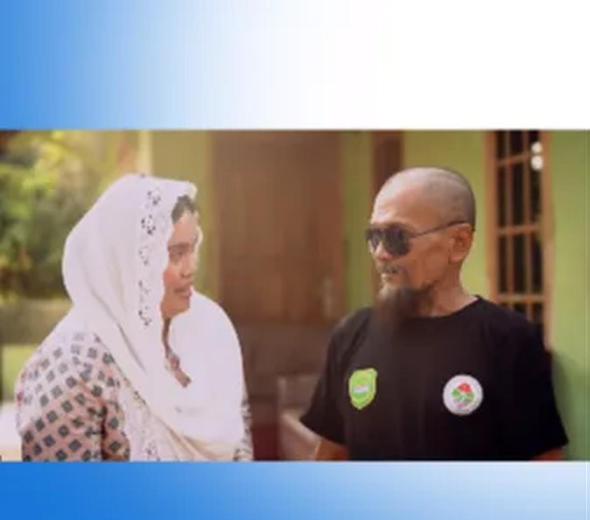 Di sana, Ia bertemu dengan Abah Lemon sang 'Legend'. "Lagi kunjungan ke Desa Bendungan ketemu lagi sama ini legendanya Desa Bendungan, Abah Lemon dan keluarga," ujar Farah. <br>