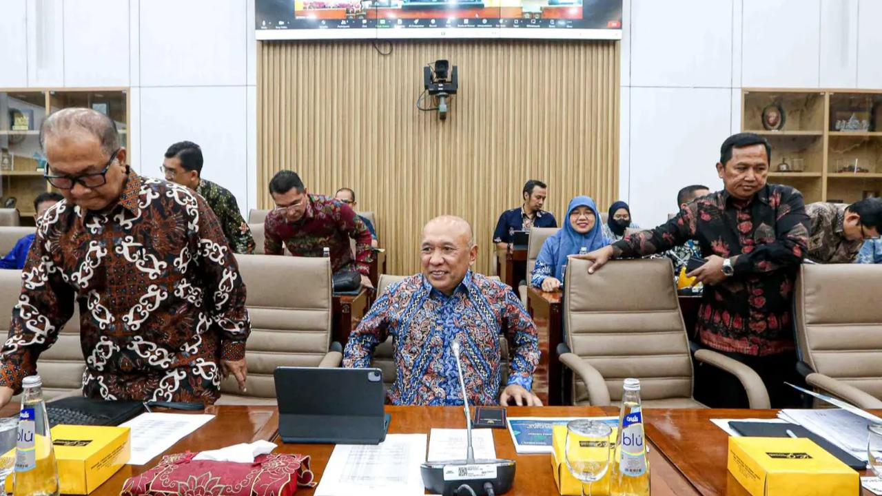 Menteri Koperasi dan UKM Teten Masduki menghadiri Rapat Kerja dengan Komisi VI DPR di Gedung Parlemen, Jakarta, Kamis (23/11/23). Dalam Raker itu membahas penanganan kredit macet pelaku Usaha Mikro Kecil dan Menengah (UMKM).<br>