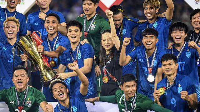 Foto: Semringahnya Madam Pang setelah Sukses Persembahkan Gelar Back to Back Thailand di Piala AFF 2022, Theerathon dan Kolega Diguyur Bonus