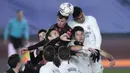 Para pemain Real Madrid dan Real Sociedad melompat untuk menyundul bola saat situasi tendangan sudut dalam laga lanjutan Liga Spanyol 2020/21 pekan ke-25 di Alfredo di Stefano Stadium, Madrid, Senin (1/3/2021). Real Madrid bermain imbang 1-1 dengan Real Sociedad. (AP/Bernat Armangue)