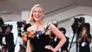 Aktris Australia Cate Blanchett saat tiba untuk pemutaran film 'Tar' pada ajang Venice Film Festival 2022 di Venesia, Italia, 1 September 2022. Aktris berusia 53 tahun itu melintasi karpet merah dengan korset beludru hitam berisi rangkaian bunga yang dilukis dengan tangan. (Marco BERTORELLO/AFP)