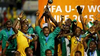 Timnas Nigeria U-17 merayakan gelar juara yang diraihnya setelah mengalahkan Mali dalam final Piala Dunia U-17 di Vina del Mar, Cile, (8/11/2015). (Reuters/Ivan Alvarado)
