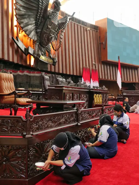 Petugas mempersiapkan Gedung Nusantara jelang sidang tahunan MPR, sidang bersama DPR-DPD, dan sidang paripurna DPR di Kompleks Parlemen, Jakarta, Kamis (11/8/2022). Presiden Joko Widodo atau Jokowi direncanakan akan hadir dan menyampaikan pidato dalam ketiga sidang tersebut. (Liputan6.com/Angga Yuniar)