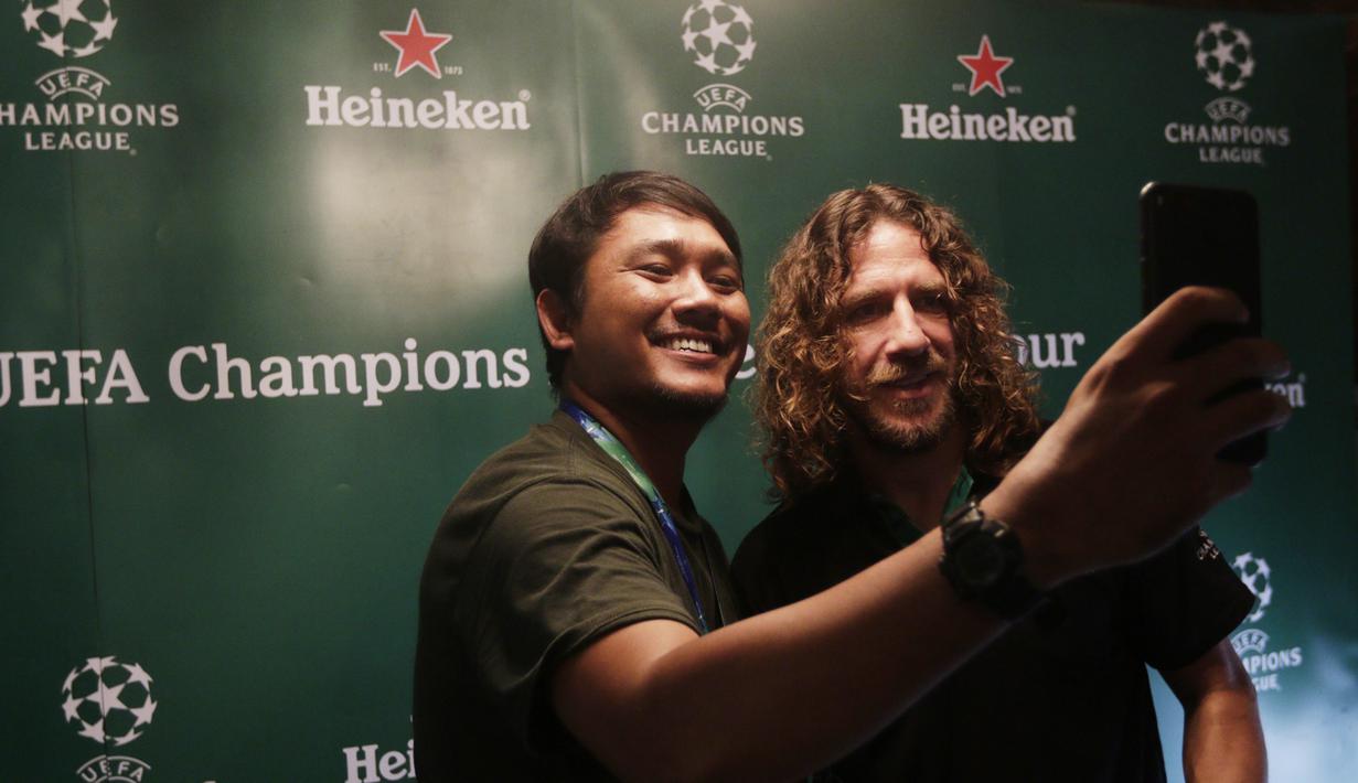 Legenda Barcelona, Carles Puyol, selfie dengan videografer Bola.net, Muhammad Husni, usai interview eksklusif di Jakarta, Senin (11/3). Pesepak bola dengan posisi bek itu datang ke Indonesia untuk UEFA Champions League Trophy Tour. (Bola.com/Vitalis Yogi