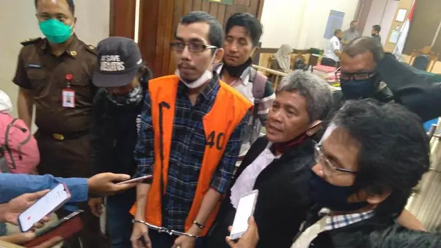 Mantan Pemimpin Redaksi Banjarhits.id, Diananta Putera Sumedi di Pengadilan Negeri Kotabaru