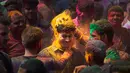 Orang-orang mengoleskan bubuk berwarna satu sama lain saat Festival Holi di Gauhati, India, Selasa (10/3/2020). Festival Holi menandai datangnya musim semi di India. (AP Photo/Anupam Nath)