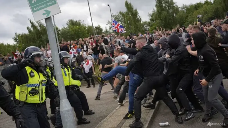 Kerusuhan anti-imigran di luar Holiday Inn Express di Rotherham, Inggris, Minggu (4/8/2024)