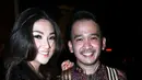 Meski belum lama melahirkan seorang putri cantik, pasangan Ruben Onsu dan Sarwenda juga tidak ketinggalan hadir untuk memberikan ucapan selamat dan syukur kepada pasangan Nycta-Rizky. (Deki Prayoga/Bintang.com)