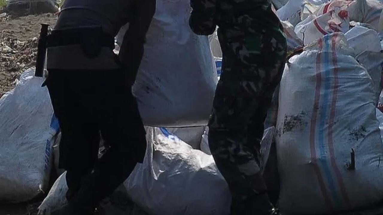 Kegiatan ini melibatkan ratusan relawan yang berasal dari masyarakat sekitar dan pelajar. Selain itu, ada pula pasukan gabungan TNI-Polri.