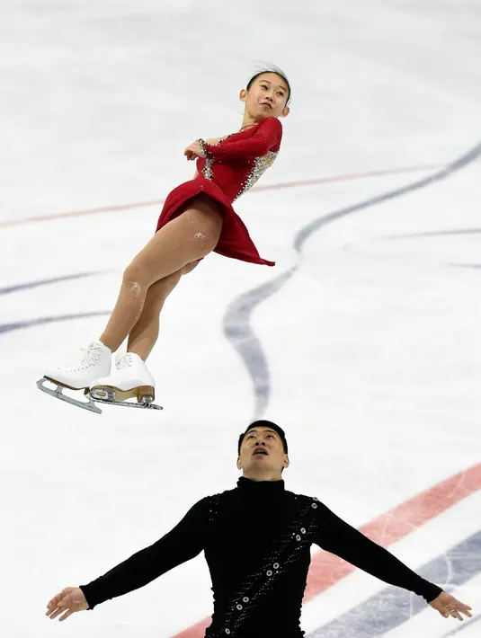 Atlet Ice skating China, Cheng Peng and hao Zhang beraksi selama ikuti kejuaraan skating kategori berpasangan dalam ISU Grand Prix, Moskow, Rusia, Jumat (20/11). Mereka merebutkan Piala Rostelekom. (AFP PHOTO/YURI KADOBNOV)