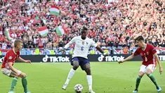 Gelandang Prancis, Paul Pogba mengontrol bola dari kawalan dua pemain Hungaria, Adam Nagy dan Nemanja Nikolic pada pertandingan grup F Euro 2020 di stadion Ferenc Puskas di Budapest, Hungaria, Sabtu (19/6/2021). Prancis bermain imbang atas Hungaria 1-1. (Tibor Illyes/Pool via AP)