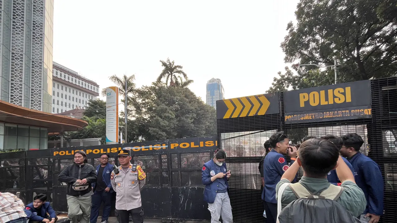 Kedua Sisi Jalan Medan Merdeka Selatan Ditutup Imbas Demo Mahasiswa Trisakti