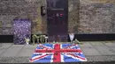 Bunga, lilin, gambar dan bendera dengan pesan ditinggalkan di luar rumah mendiang Freddie Mercury, pada peringatan 30 tahun kematiannya, di London, Rabu (24/11/2021). Freddie Mercury, penyanyi yang juga pentolan grup band Queen  meninggal dunia pada 24 November 1991. (AP Photo/Alberto Pezzali)