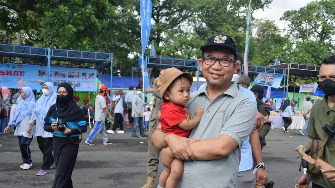 Bupati Banyumas Achmad Husein menggendong balita yang menggemaskan, dalam Harganas. (Foto: Liputan6.com/Humas Pemkab Banyumas)