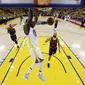 Forward Golden State Warriors, Draymond Green, melakukan slam dunk pada gim pertama final NBA 2017 melawan Cleveland Cavaliers. Warriors di ambang sejarah rekor sempurna pada playoff. (AP Photo/Marcio Jose Sanchez)