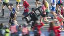 Seorang peserta mengenakan pakaian penyapu cerobong ikut memeriahkan ajang Berlin Maraton ke- 43 di Berlin (25/9/2016). (AFP/John Macdougall)