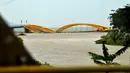 Foto pada 29 September 2018 menunjukkan salah satu jembatan yang runtuh setelah gempa bumi dan tsunami melanda Palu, di Sulawesi Tengah. BNBP menyatakan Jumlah korban yang meninggal dunia akibat gempa bumi di Palu tercatat 420 orang. (OLA GONDRONK/AFP)