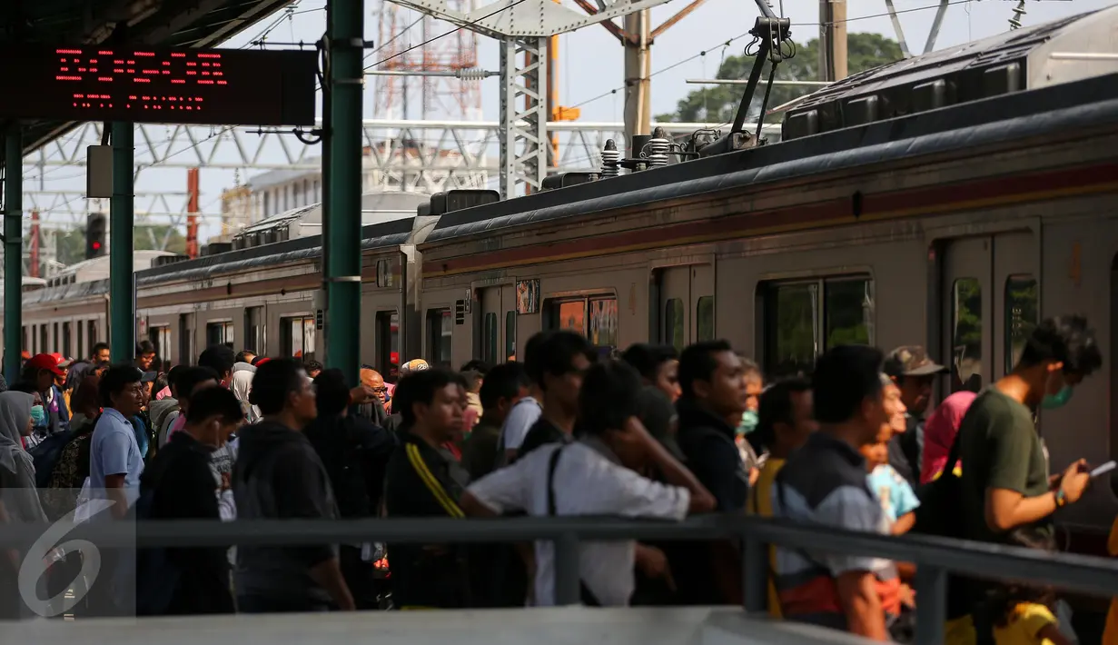Sejumlah penumpang bersiap menaiki kereta Comuter Line di Stasiun Manggarai, Jakarta, Selasa (28/3). Stasiun Manggarai dipadati penumpang yang hendak berlibur pada Hari Raya Nyepi Tahun Baru Saka 1939. (Liputan6.com/Faizal Fanani)
