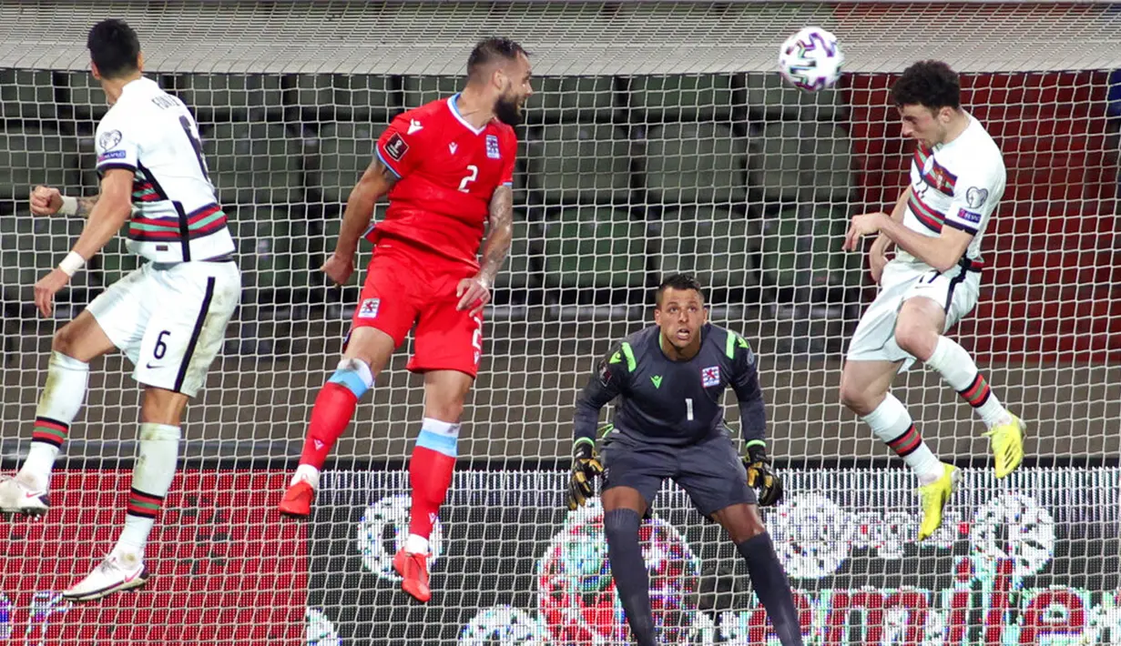 Pemain Portugal Diogo Jota (kanan) mencetak gol ke gawang Luksemburg pada pertandingan Grup A kualifikasi Piala Dunia 2022 di Stadion Josy Barthel, Luksemburg, Selasa (30/3/2021). Portugal menang 3-1. (AP Photo/Olivier Matthys)