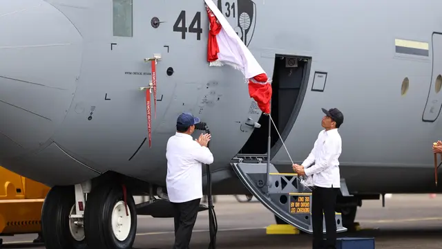 Menteri Pertahanan Prabowo Subianto melakukan serah terima pesawat keempat C-130J Super Hercules A-1344 kepada TNI AU, Rabu (24/1/2024).